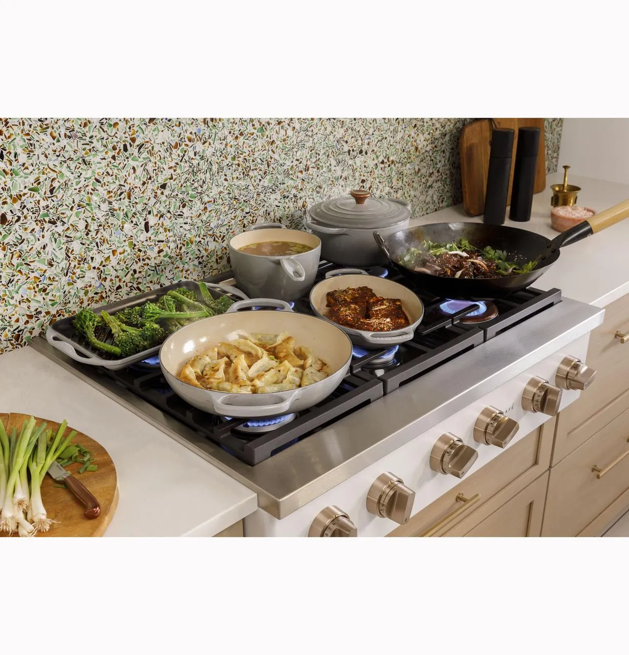 Cafe CGU366P2TS1 Caf(eback)™ 36" Commercial-Style Gas Rangetop with 6 Burners (Natural Gas)