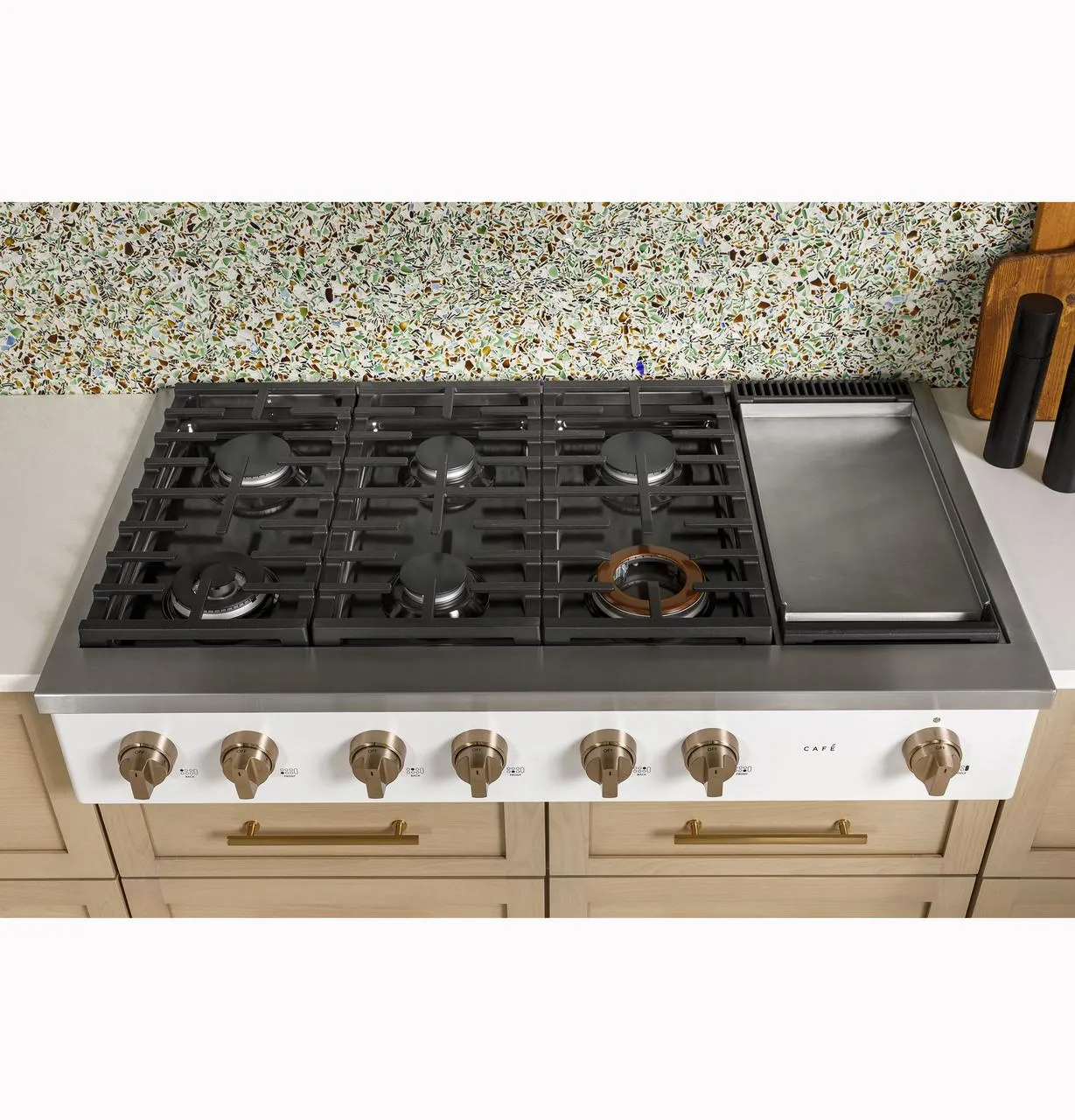 Cafe CGU486P2TS1 Caf(eback)™ 48" Commercial-Style Gas Rangetop with 6 Burners and Integrated Griddle (Natural Gas)