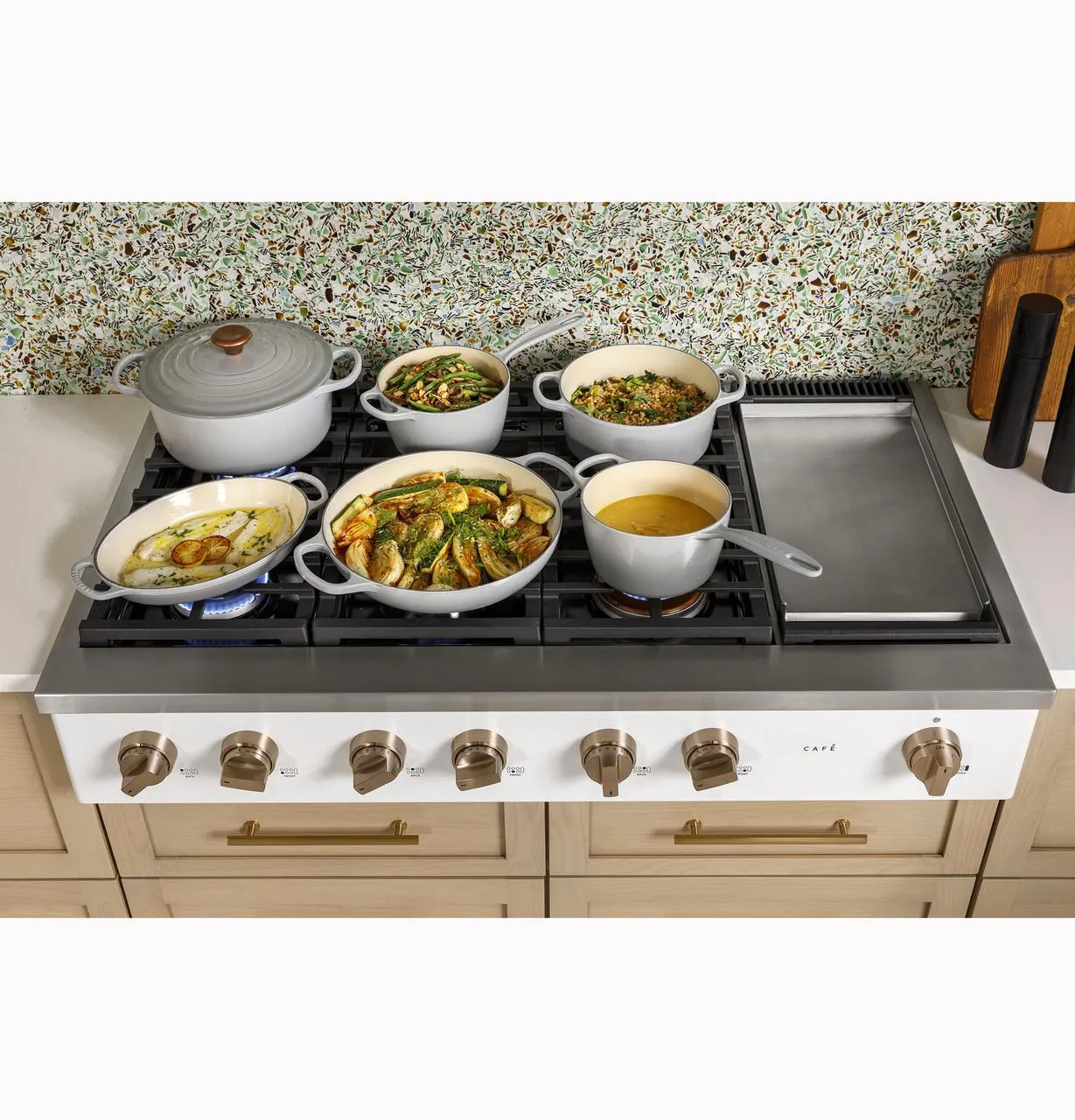 Cafe CGU486P2TS1 Caf(eback)™ 48" Commercial-Style Gas Rangetop with 6 Burners and Integrated Griddle (Natural Gas)