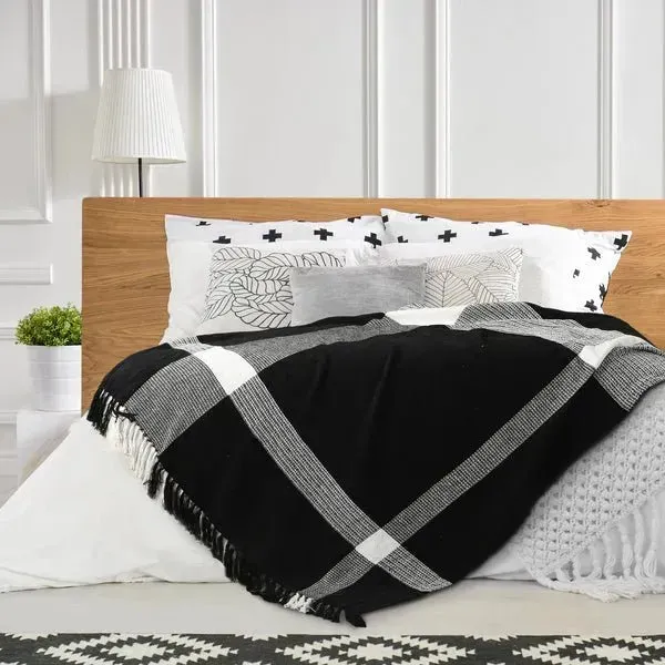 Highland 80272BWT Black/White Throw Blanket